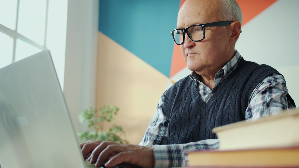Angehender Verwalter bereitet sich am Laptop auf die IHK-Prüfung vor